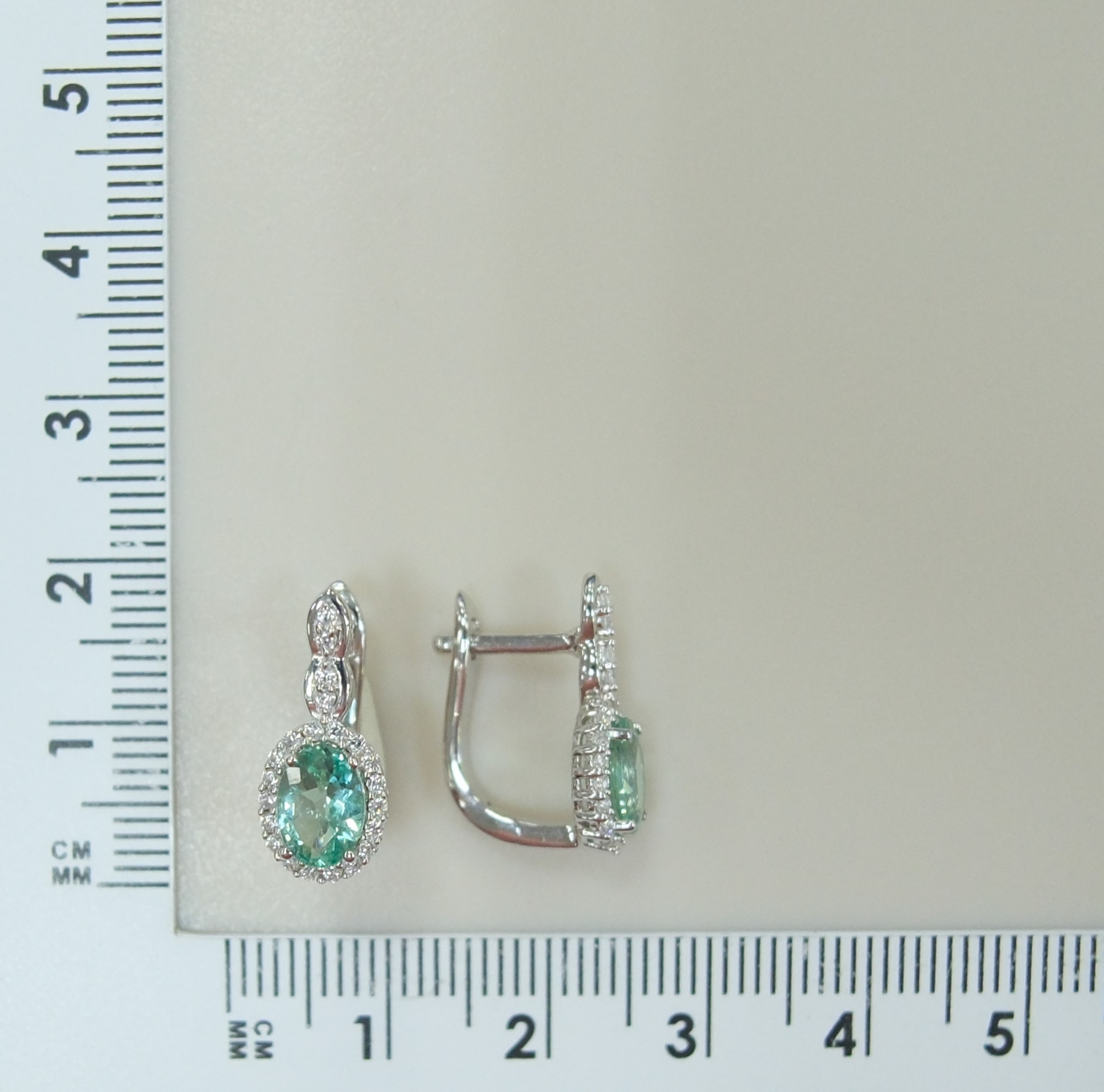 Серебряные серьги с апатитами